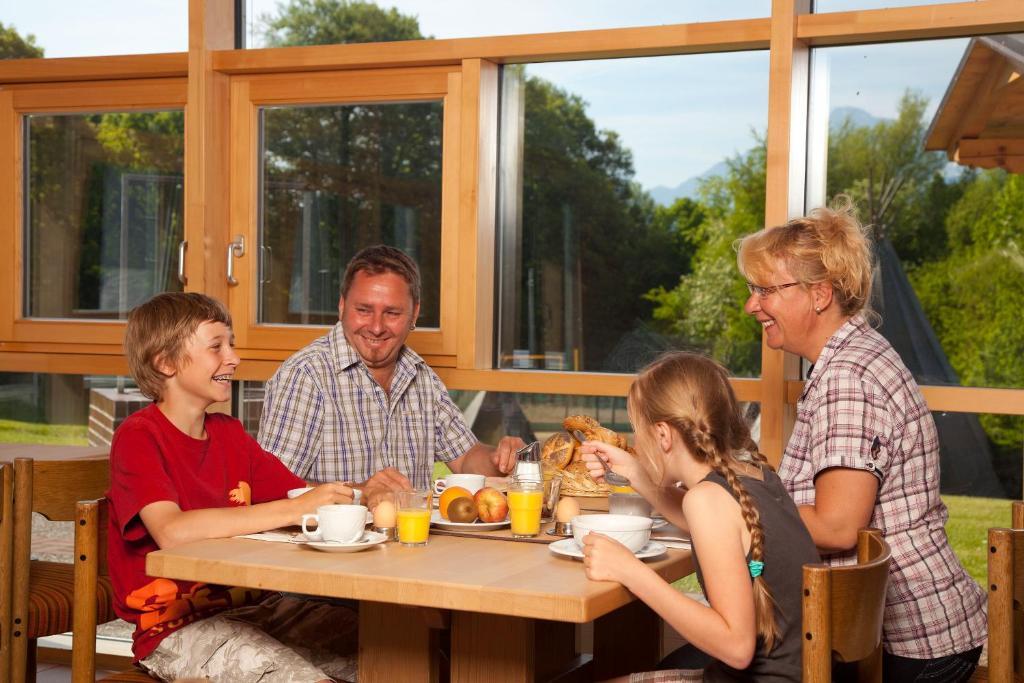 Haus Chiemgau - Kolping-Familienhotel ไทเซนดอร์ฟ ภายนอก รูปภาพ
