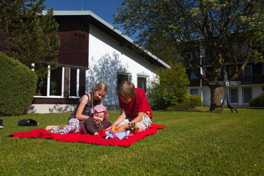 Haus Chiemgau - Kolping-Familienhotel ไทเซนดอร์ฟ ภายนอก รูปภาพ